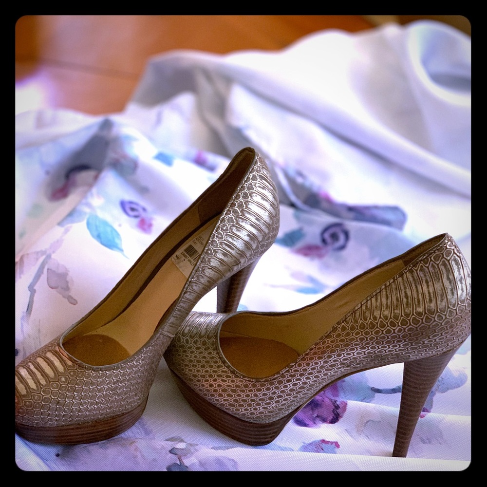 Guess Pumps - image 1